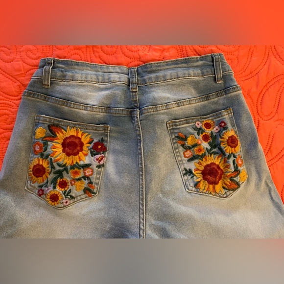 Embroidered jeans - Picture 2 of 7